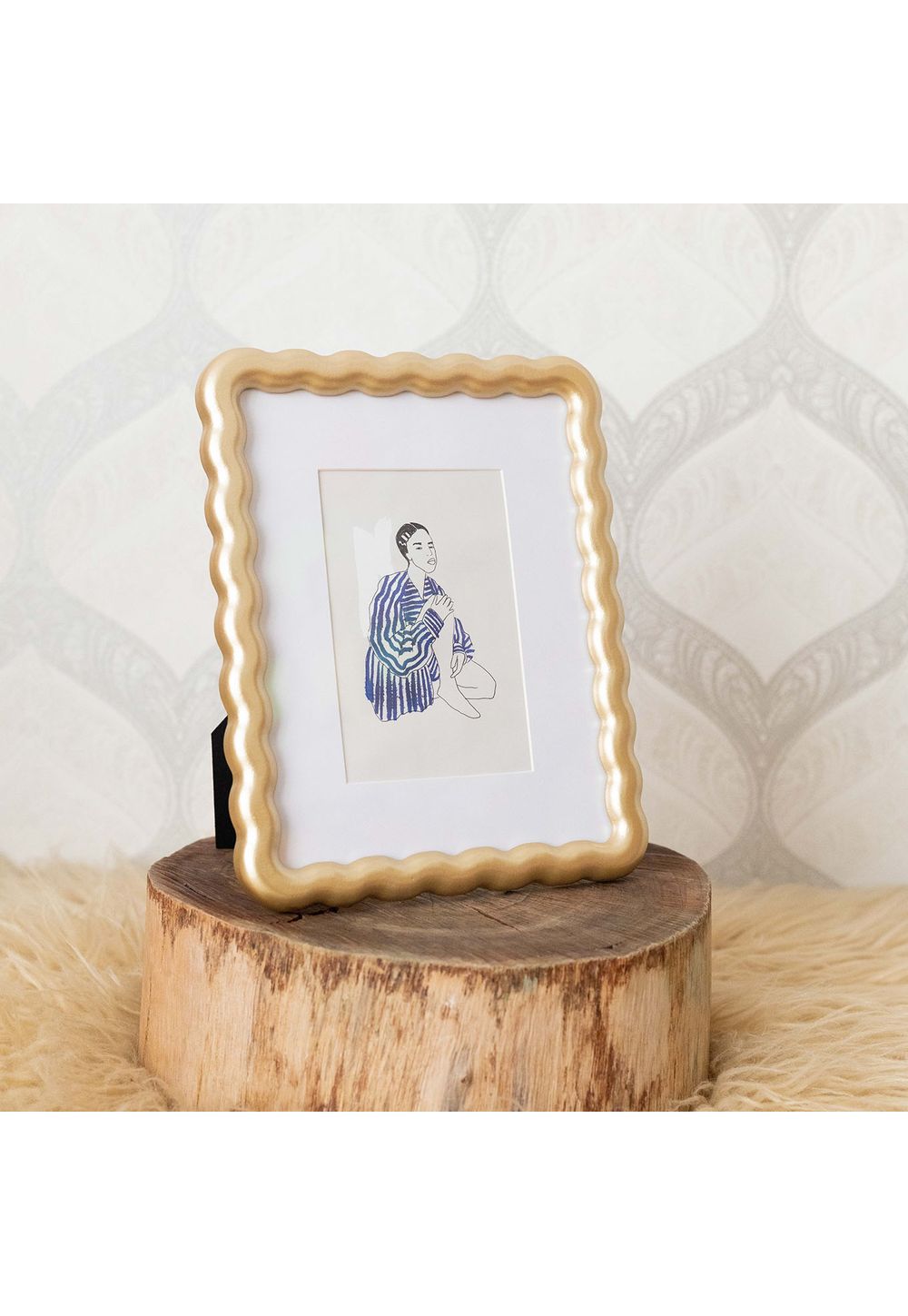 Porta‑Retrato Contorno Dourado 10x15 – Elegância Dourada para Suas Fotos